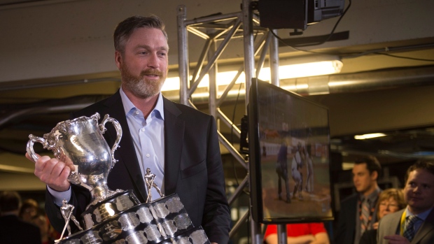 Patrick Roy hold Memorial Cup