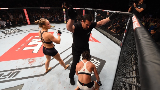 Ronda Rousey stops Bethe Correia at UFC 190