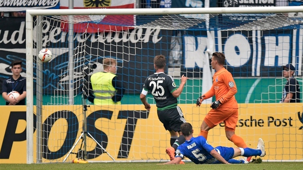 Klaas-Jan Huntelaar scores for Schalke