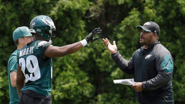 Duce Staley talking with DeMarco Murray