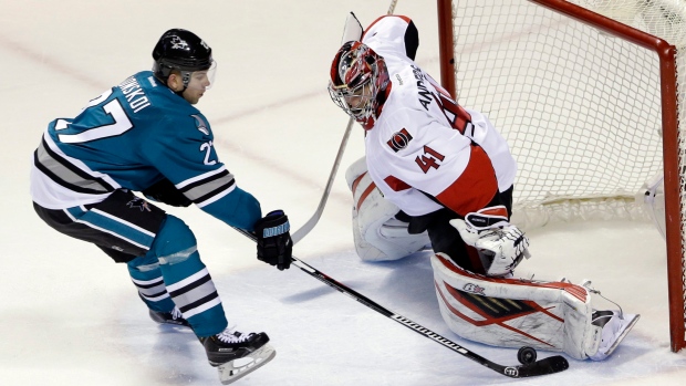 Senators goalie Craig Anderson (41) stops a shot from San Jose Sharks' Joonas Donskoi 