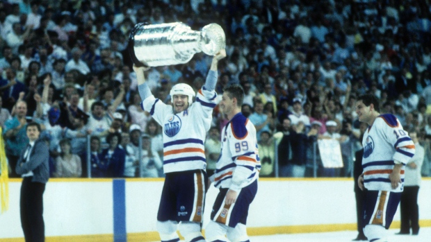 Mark Messier hoists the Stanley Cup beside Wayne Gretzky