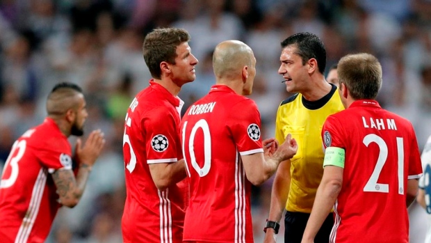 Bayern Munich yells at referee 