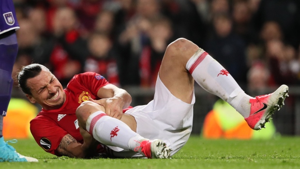 Zlatan Ibrahimovic clutches leg, Matthew Ashton - AMA/Getty Images Zlatan Ibrahimovic clutches leg