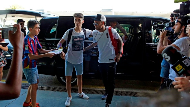 Neymar arrives in Paris