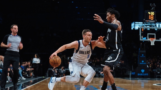 Rondae Hollis-Jefferson guards Kyle Collinsworth