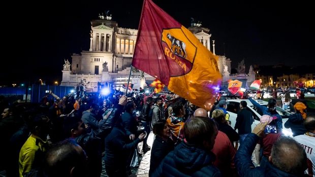 Roma fans celebrate at Piazza Venezia