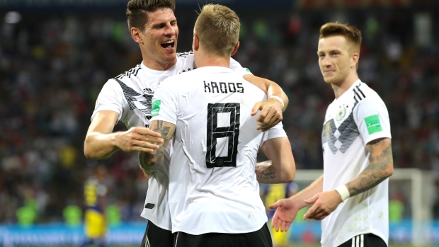 Toni Kroos & Mario Gomez celebrate