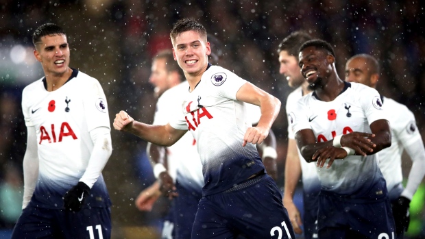 Juan Foyth Tottenham players celebrate