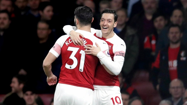 Ozil Shines As Arsenal Tops Bournemouth Tsn Ca