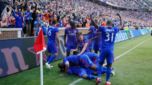 Cincinnati players celebrate a goal 