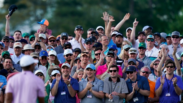 Tiger has ’em roaring at Augusta National, The Canadian Press Tiger has ’em roaring at Augusta National