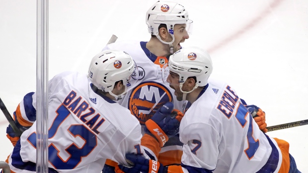 Nelson leads Isles to 4th straight win, 3-1 over Blackhawks