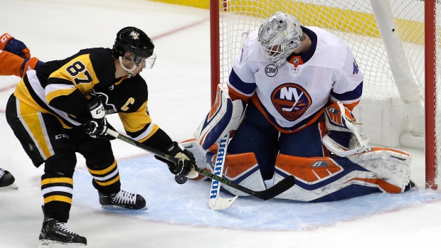 Sidney Crosby and Robin Lehner