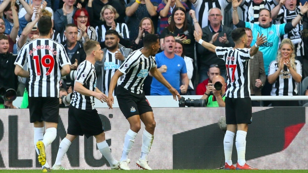 Ayoze Perez, Newcastle United players celebrate