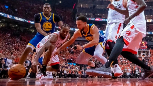 Raptors, Warriors battle for loose ball