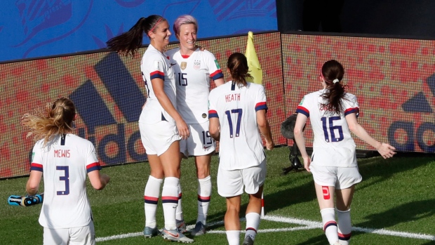 Megan Rapinoe with teammates