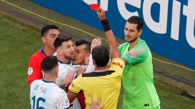 Lionel Messi shown red card and sent in tense 3rd-place game at Copa America - TSN.ca