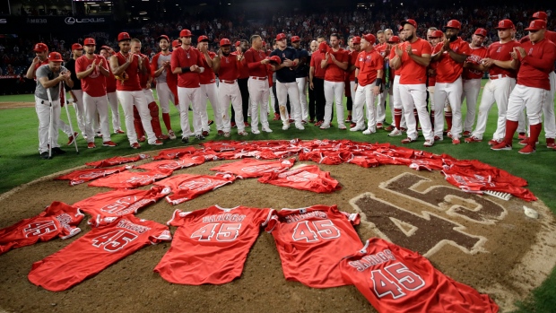 Eric Thames hit his career's 1st Walkoff homer which led to his jersey  being ripped off during the celebration.