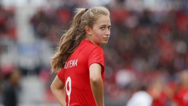 Canadian teenager Jordyn Huitema scores on debut for Paris Saint