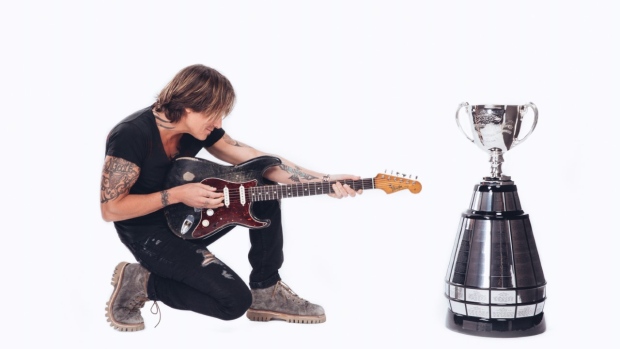 Keith Urban with the Grey Cup