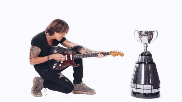Keith Urban with the Grey Cup, CFL/TSN Keith Urban with the Grey Cup