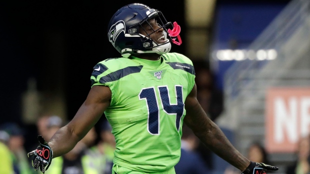 Dk metcalf deals green jersey