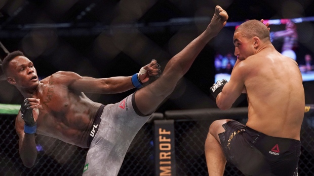 Israel Adesanya kicks Robert Whittaker 