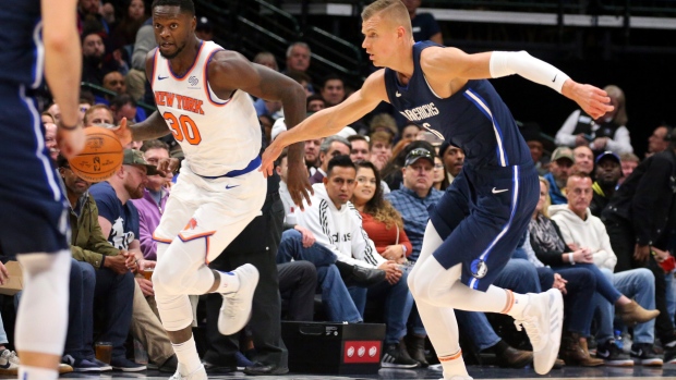 Julius Randle (30) is pursued by Kristaps Porzingis (6)