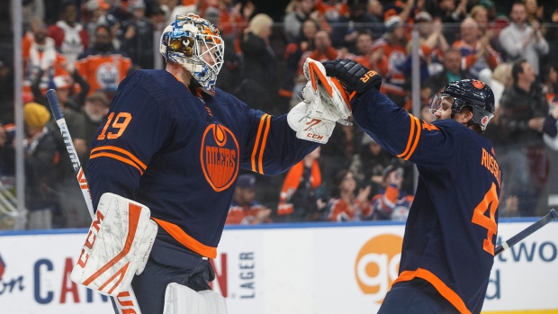 kko Koskinen (19) celebrates the team's win with Kris Russell (4)