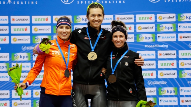 Isabelle Weidemann (centre)