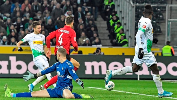 Embolo scores 2 to lift Gladbach back to top of Bundesliga