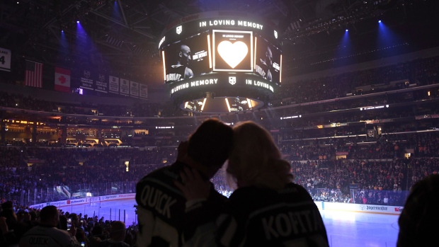 NHL - The LA Kings showing that Los Angeles Lakers love.