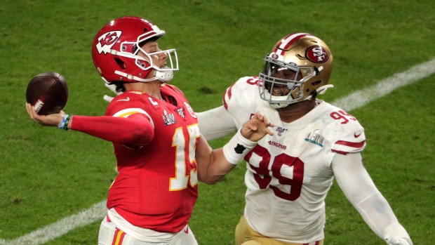 Patrick Mahomes (15) and DeForest Buckner (99)