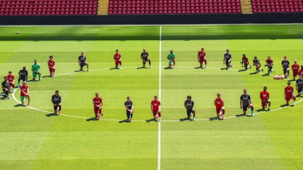 Liverpool players take a knee, Liverpool Twitter Liverpool players take a knee
