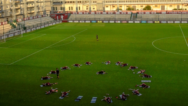 Torino FC players stretch