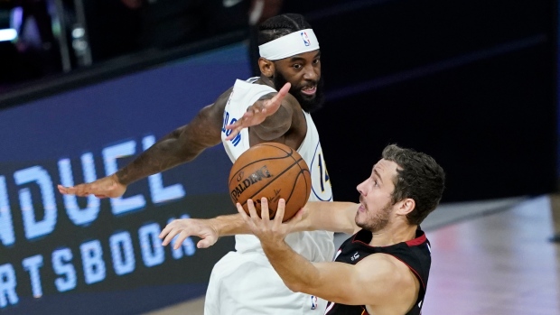 Goran Dragic (7) shoots around Indiana Pacers' JaKarr Sampson 