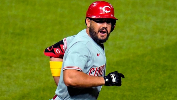 Eugenio Suarez hits 3 home runs, leads Cincinnati Reds past