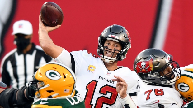 Tom Brady Outplays Aaron Rodgers Tampa Bay Buccaneers Rout Green Bay Packers Tsn Ca