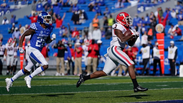 Georgia's Zamir White (3) scores a touchdown against Kentucky