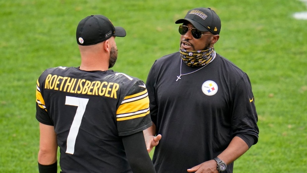 Mike Tomlin, right, talks with quarterback Ben Roethlisberger, The Canadian Press Mike Tomlin, right, talks with quarterback Ben Roethlisberger