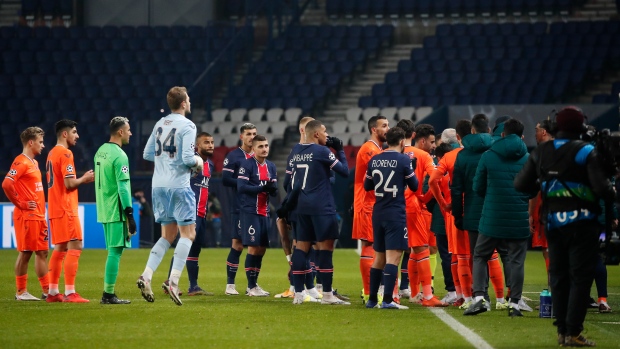 Jugadores de Istambul y PSG dejan la cancha tras un insulto racista de un árbitro a un integrante del cuerpo técnico del club turco