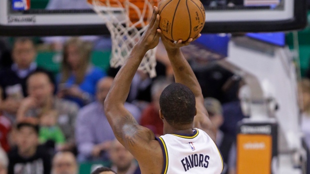 Derrick Favors shoots