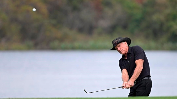 Greg Norman volvió a disparar en el PGA Tour