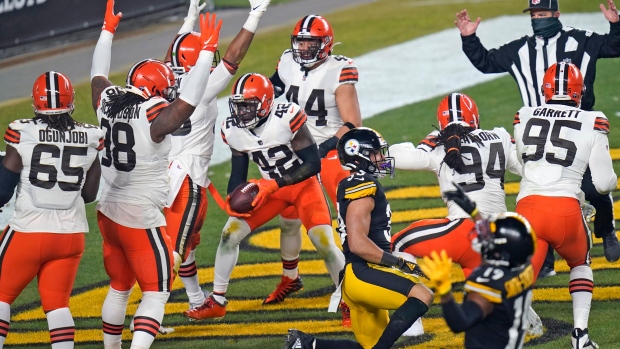Browns upset Steelers for first NFL playoff win since 1995 - Los