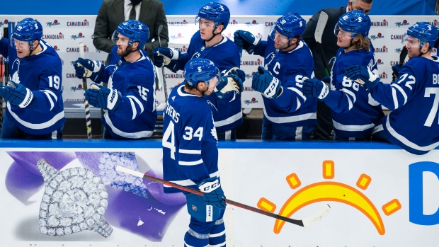 Matthews scores in 7th straight, Leafs beat Canucks 5-1