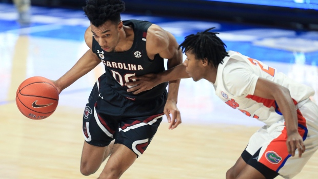 South Carolina guard AJ Lawson dribbles around Florida guard Tyree Appleby