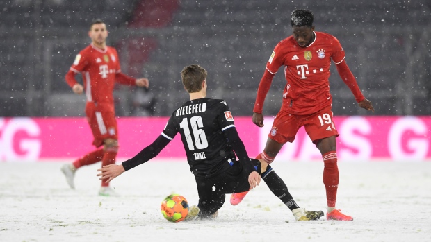 Alphonso Davies Scores Equalizer Bayern Munich Draw Bielefeld Tsn Ca