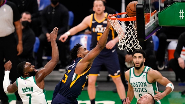 Donovan Mitchell S 29 Points Late Three Help Utah Jazz Beat Boston Celtics Tsn Ca