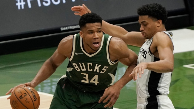 Giannis Antetokounmpo, Keldon johnson, The Canadian Press Giannis Antetokounmpo, Keldon johnson